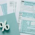 Des documents relatifs aux externalisation comptable, déductions forfaitaires, illustrer l'expertise comptable sur un fond rose et bleu.